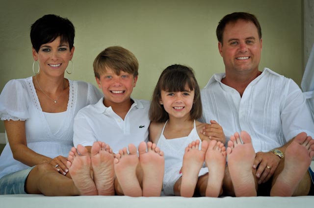 Family feet. Семейный foot. Семейный портрет руки ноги. Фута Фэмили. Barefoot Family.
